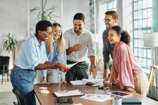 Une politique anti-discrimination doit favoriser l'inclusion de toutes et tous en entreprise. Crédits : iStock.