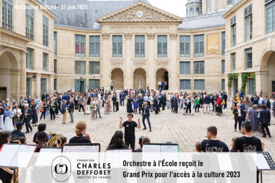 L'orchestre à l'école de Moissy-Cramayel jouant dans la cour de l'Institut de France pour la remise du Grand Prix pour l'accès à la Culture 2023