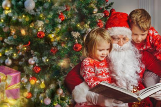 Lecture aux enfants par le Père Noël - Photo Getty Images