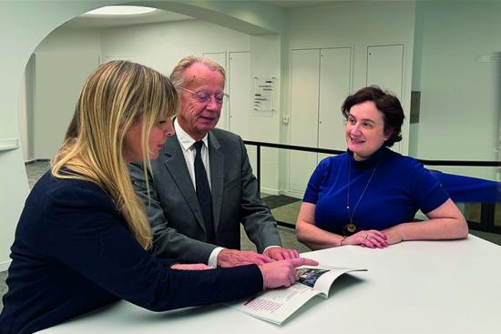 Thierry Jeantet, Président de la Fondation, et Mathilde Lerosier, sa Déléguée générale, avec Camille Dorival, Directrice de la rédaction de Carenews, le média des acteurs de l’engagement.