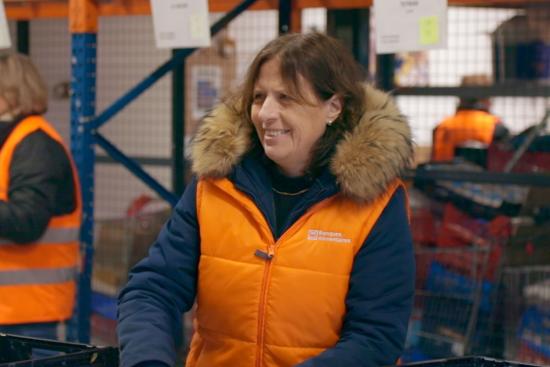 Une salariée en action au sein d'une banque alimentaire