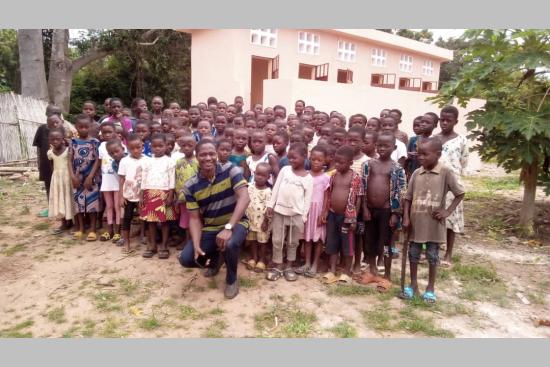 Élèves de Wli Mivakpo devant les nouvelles latrines EcoSan