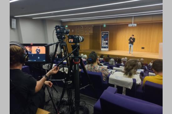 Lev Fraenckel, alias Serial Thinker, est filmé pendant sa conférence. Crédit : Observatoire B2V des Mémoires