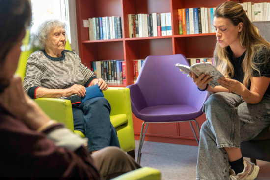 Lecture par une lectrice bénévole de Lire et Sourire auprès de personnes âgées de la résidence Thiers à Lyon