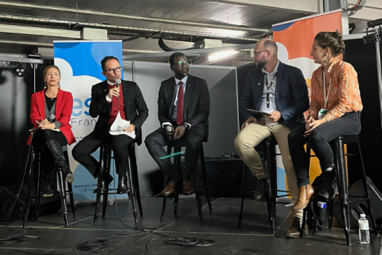 Benoît Hamon lors de l'ouverture du Mois de l'ESS, dans le cadre du GSEF, à Bordeaux, le 30 octobre, aux côtés de Sarah de Heusch, directrice de Social economy Europe, Alioune Dione, ministre de la Microfinance et de l’ESS du Sénégal, Fernando Zamban, directeur des partenariats et du développement au Secrétariat national de l’économie populaire et solidaire du Brésil, et Aurore Médieu, d'ESS France. Crédit : Carenews. 