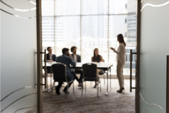 Malgré l'ampleur du racisme en entreprise, attestée par de nombreux témoignages et des études scientifiques, peu d'entre elles agissent réellement. Crédit : iStock / fizkes.
