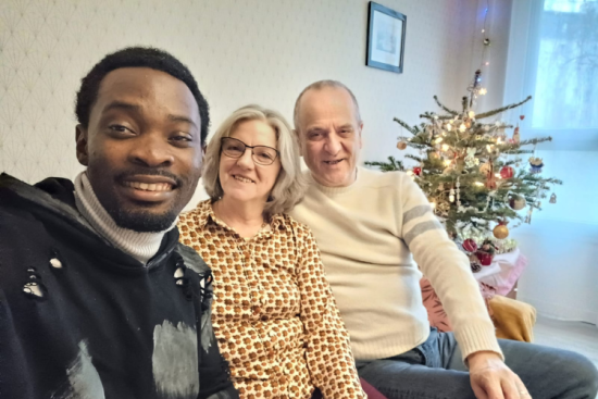 Michel accueilli par Monique et Pierre pour un repas de Noël