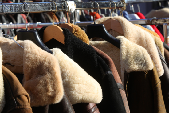 La seconde main n'est pas encore tout à fait rentrée dans les habitudes. Crédit : iStock.