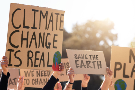 « Le dérèglement climatique a des conséquences dramatiques et irréversibles envers les populations, en particulier les plus précaires », défend Albin Petit, membre du mouvement Action non-violente COP 21. Crédit : iStock / PeopleImages