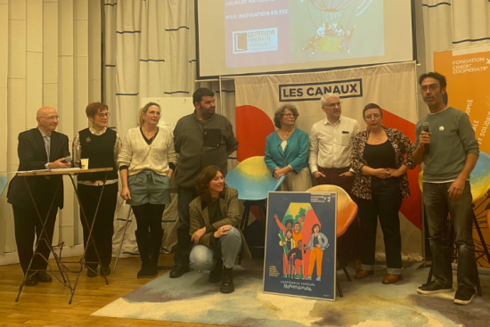 Les équipes de la Coopérative funéraire normande, de l'Esat Les Conquérants à Falaise et de la Fondation Crédit coopératif, lors de la remise du Prix national de l'innovation 2025. Crédit : Carenews. 