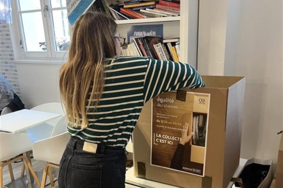 Collecte de vêtements au sein du site Tivoli à Paris. Crédit : La Cravate Solidaire x Fondation Covéa