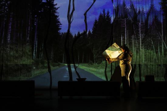 La pièce de théâtre est largement inspiré du parcours d'Alice Carré, dramaturge et metteuse en scène, à l'origine de la création. Crédit : Mathilde Delahaye