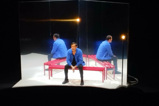 Redwane Rajel jouait sa pièce à l'occasion des 15 ans de la fondation M6 dont l'objet est de favoriser la réinsertion des personnes ayant connu un épisode carcéral. Crédit : Carenews / Elisabeth Crépin-Leblond