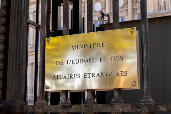 Les représentants de Coordination Sud déplorent de n’avoir pas pu rencontrer le ministre de l’Europe et des Affaires étrangères Jean-Noël Barrot. Crédit : iStock / HJBC