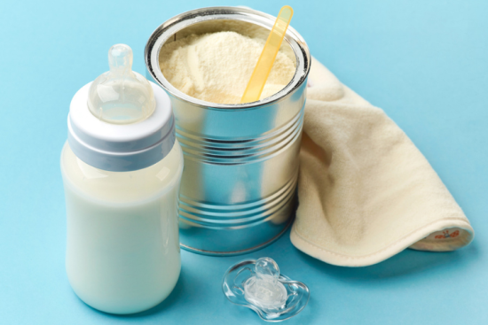 Parmi les produits rappelés, des laits proposés par Nestlé, Danone, Lactalis, Babybio et La Marque en moins. Crédit : iStock