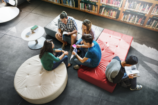 Moins d’un étudiant sur deux passe en deuxième année de licence et 80 000 jeunes quittent chaque année l’école sans diplôme. (Crédit : shutterstock)