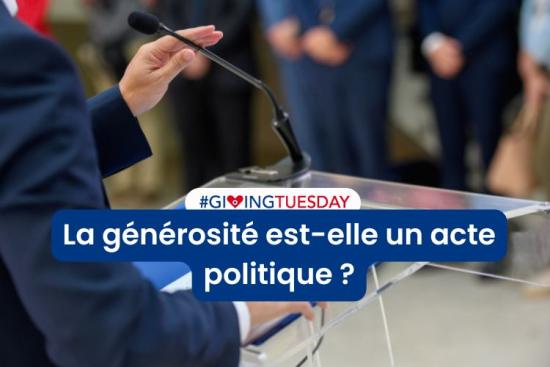 Une personne en costume s'exprime derrière un pupitre muni d'un micro, surmontée du logo #GivingTuesday et de la question : « La générosité est-elle un acte politique ?