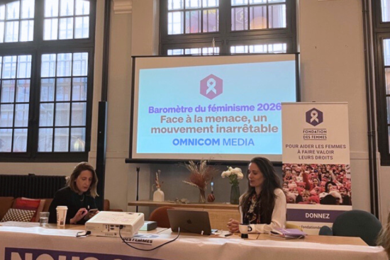 Lise Gallard et Anne-Cécile Mailfert présentent les résultats du baromètre sur la perception de la lutte contre les violences faites aux femmes en France. Crédit : Carenews.