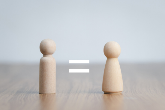 Plusieurs lois existent en France pour lutter contre les inégalités entre les femmes et les hommes. Crédit : iStock.