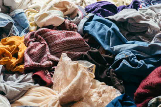 Depuis l’année dernière, les acteurs du réemploi textile alertent sur la crise qu’ils subissent, provoquée notamment par un volume trop important de vêtements de mauvaise qualité, asphyxiant la filière. Crédit : iStock / smirart