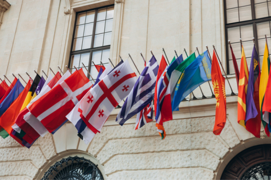 L’OCDE projette une nouvelle baisse de 5,8 % de l’APD du CAD en 2026. Crédit : iStock / Mariia Skovpen