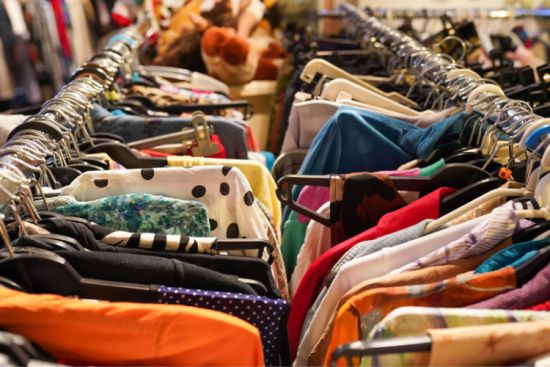 Pour résorber la crise de la surproduction textile, le gouvernement mise en premier lieu sur « l’industrialisation d’une véritable filière de recyclage en France ». Crédit : iStock / nastya_ph