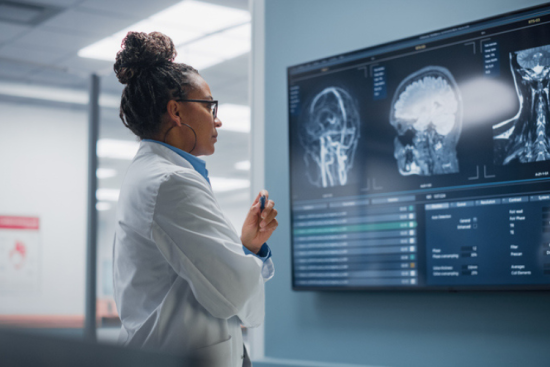  La santé et la recherche médicale sont les premières causes soutenues avec 24 % des montants alloués. Crédit : iStock / gorodenkoff
