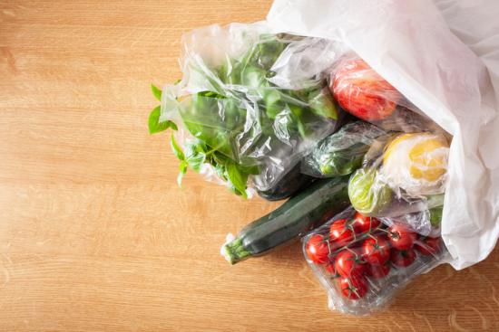 Les associations s’inquiètent de l’augmentation de la vente de fruits et légumes prédécoupés sous plastique. Crédit : iStock / OlgaMiltsova