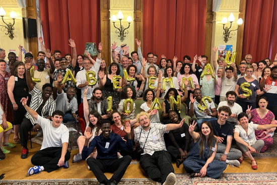 L'équipe de Label Emmaüs et ses partenaires réunis pour les 10 ans de la structure, le 18 juin 2026 à l'Académie du climat, à Paris. Crédit : Carenews.