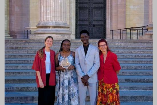 Boubacar entouré de sa mentor et des équipes Télémaque devant le Panthéon pendant les Pros d'or