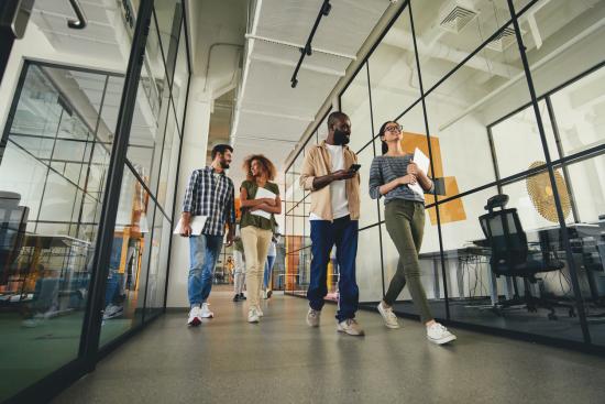 L'enquête « La Voix des jeunes » s'intéresse aux aspirations et attentes des jeunes vis-à-vis du travail et de l'entreprise. Crédit : Istock. 