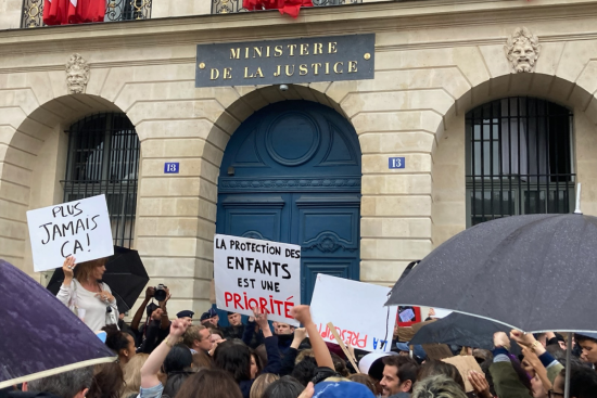 Le 8 juin, une manifestation a eu lieu devant le ministère de la Justice. Les associations appellent à la mobilisation chaque lundi partout en France jusqu'à l'adoption de la loi intégrale. Crédit : Léanna Voegeli