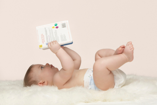 « Si on éveille le langage des bébés moins favorisés quand ils sont tout petits, cela peut suffire à doubler leurs chances de maîtriser la lecture à l’école, d’avoir un diplôme du supérieur et ensuite d’avoir un bon job à 30 ans », argumente Florent de Bodman. Crédit : iStock / OJO Images.