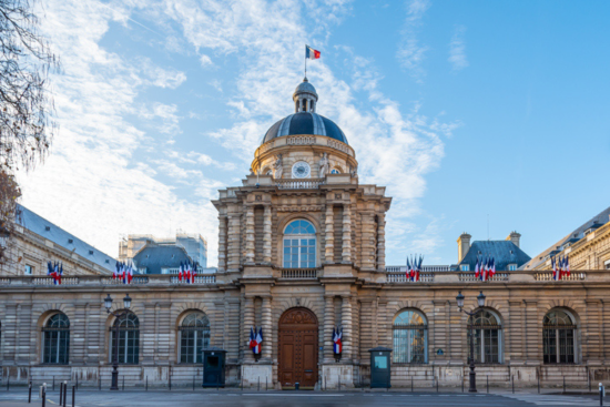 Après son audition devant le Sénat, la candidature du sénateur a été approuvée par 43 voix contre 39. Crédit : iStock / HJBC. 