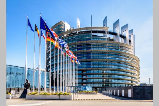 Dans un rapport récent, dix ONG environnementales alertent sur les reculs de la législation européenne sur les sujets environnementaux. Crédit : Olrat / iStock. 