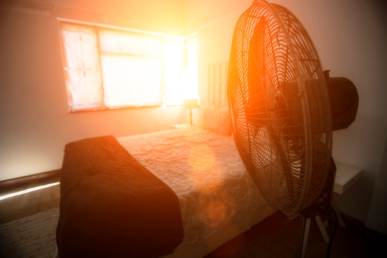  43 % des logements sont insuffisamment dotés de protections solaires extérieurs en France. Crédit : iStock / brazzo