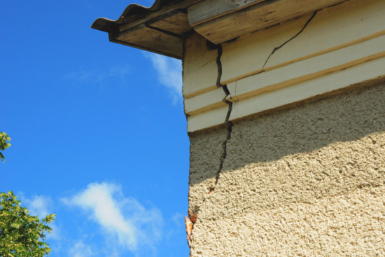 « Ma maison se lézarde de fissures », témoigne une des personnes signataires. Crédit : iStock / Lex20