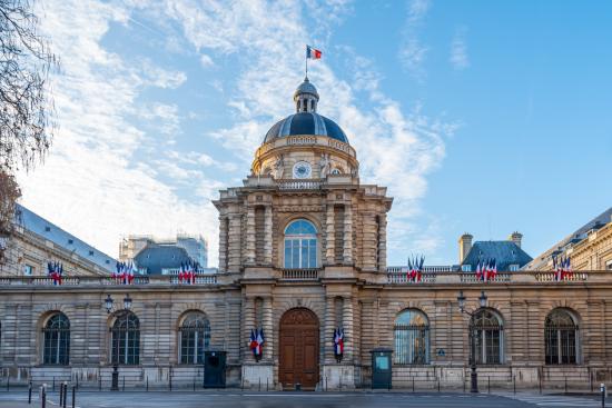 Après l'adoption du texte par le Sénat dans une version amendée, il doit être examiné à nouveau par l'Assemblée nationale. Crédit : iStock.