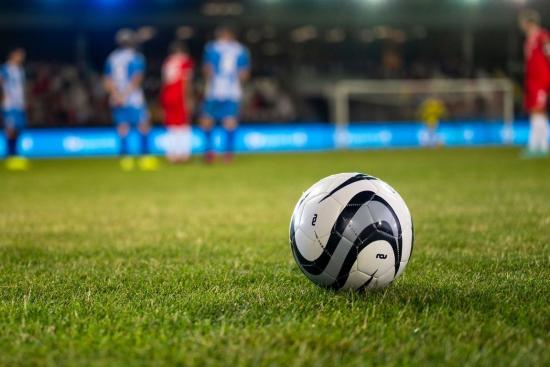 Pour les auteurs de cette tribune, Gianni Infantino aurait dû s’intéresser à différents modèles tenant compte des valeurs du sport : création de lien social, mérite sportif, priorité donnée au bien commun. Crédit : simonkr / iStock.