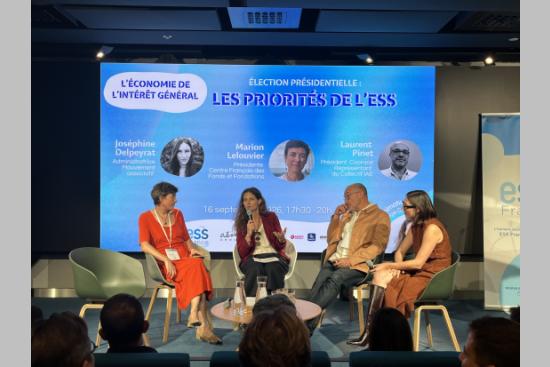 Marion Lelouvier (Centre français des fonds et fondations), Laurent Pinet (Collectif IAE) et Joséphine Delpeyrat (Mouvement associatif) étaient interrogés par la journaliste Edwige Coupez lors de la Rentrée du plaidoyer d'ESS France, le 16 septembre 2026. Crédit : Carenews. 
