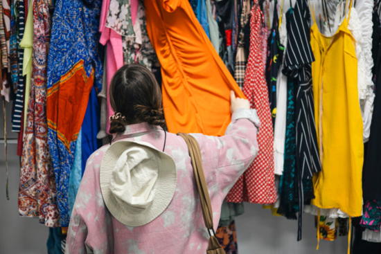 Acheter des produits textiles de seconde main sur une plateforme numérique génère ainsi jusqu’à cinq fois plus de CO2 que dans une boutique solidaire de proximité, selon Oxfam. Crédit : iStock / Anna Savina.