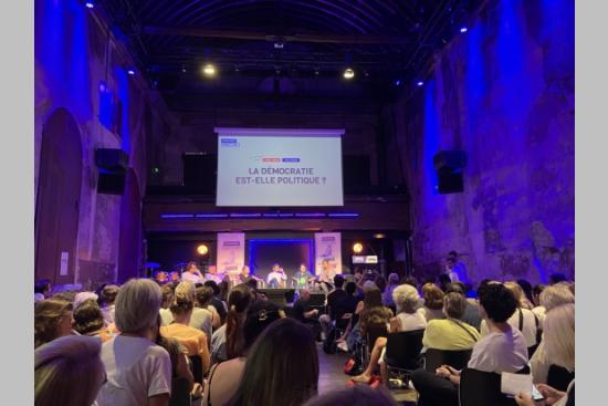 Une table ronde, lors du Démocratie forum, réunissant notamment le délégué ministériel à l'économie sociale et solidaire Maxime Baduel et le fondateur du Groupe SOS Jean-Marc Borello. Crédit : Carenews.