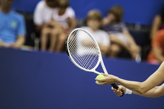 Le tennis est une discipline médiatisée, mais coûteuse pour les sportifs, avec des inégalités persistantes entre les femmes et les hommes, selon Mathilde Lollia, joueuse de haut niveau. Crédit : iStock.