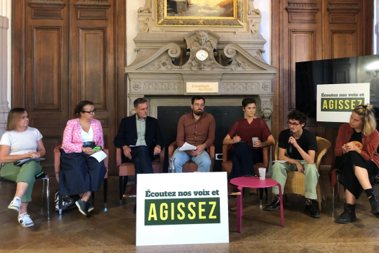 Les représentants et représentantes du Réseau action climat, d'Oxfam, de la Fondation pour le logement des défavorisés, du Snes-FSU, de Locataires ensemble et de Faites la briller, accompagnés d'une médecin. Crédit : Carenews.