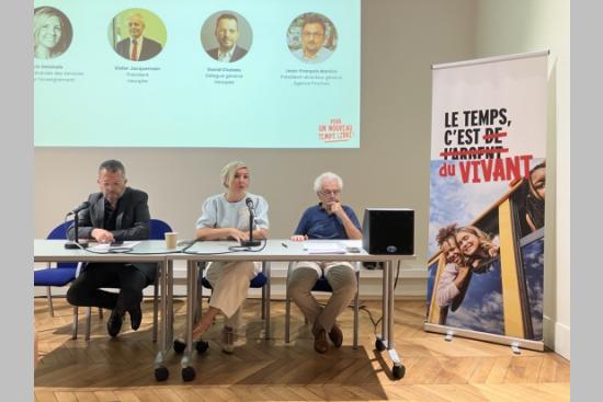 David Cluzeau et Didier Jacquemain, délégué général et président d'Hexopée, avec Lucie Delahaie, directrice générale des services de la Ligue de l'enseignement. Crédit : Carenews.