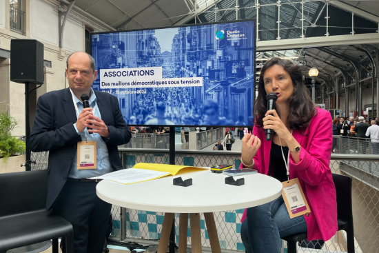 Laurence de Nervaux, directrice générale de Destin commun, lors d'une présentation de l'étude « Pays d'associations » au Forum national des associations et fondations, le 15 octobre à Paris. Crédit : Carenews. 