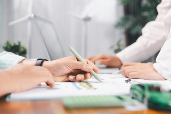 Les retombées économiques des investissements environnementaux et sociaux ne sont pas claires, aux yeux de la majorité des répondants. Crédit : iStock.