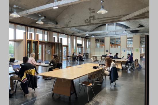 59 % des tiers-lieux proposent des espaces de bureau ou coworking, selon le Panorama 2026 des tiers-lieux. Crédit : Carenews.