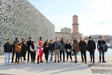 les stagiaires de l'E2C Marseille devant le Mucem avant de visiter l'exposition Giono