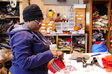 [Reportage] Les « ReCréateurs », un atelier d’insertion qui taille en pièces la mode standardisée 